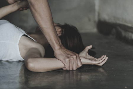 双手抓住密切男性的双手抓住女性的双手进行强奸和,,打击和制止暴力