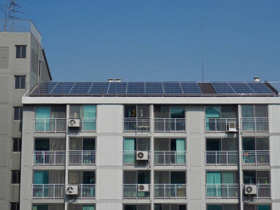 带有太阳能电池板的韩国公寓