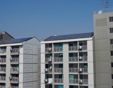 带有太阳能电池板的韩国公寓