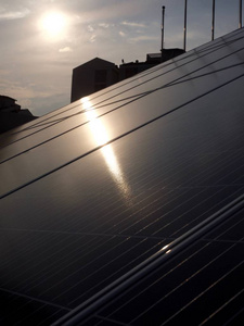 韩国有太阳能电池板的屋顶