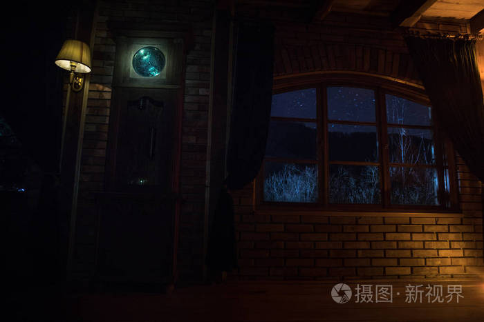 从黑暗的房间透过窗户看到星星的夜景黑暗房间里的夜空长曝光率