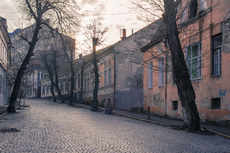 在欧洲旅行. 城市景观. 街道上的人行道. 沿路的低矮建筑.