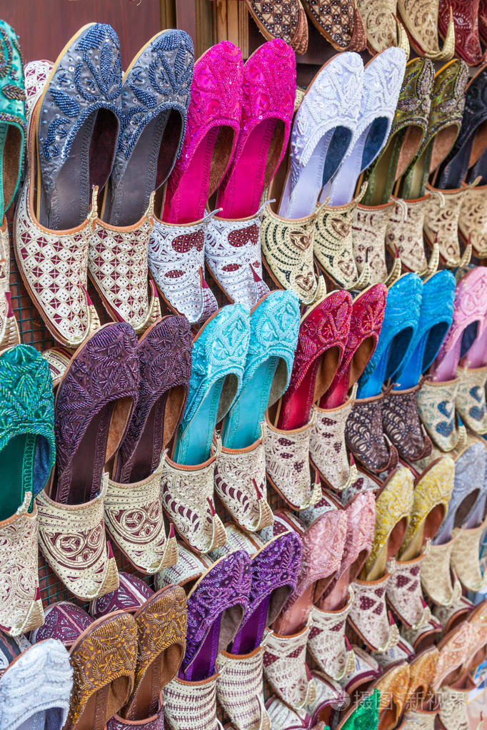 阿拉伯鞋在旧迪拜阿联酋的传统苏克出售.