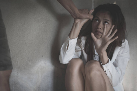 吓坏了的男人一个男人在黑暗中伤害一个被吓坏的女人的家庭暴力停止了