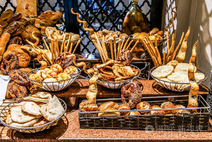 面包酒吧站自助餐餐饮特写组合新鲜糕点在餐桌上的糕点自助餐在埃及