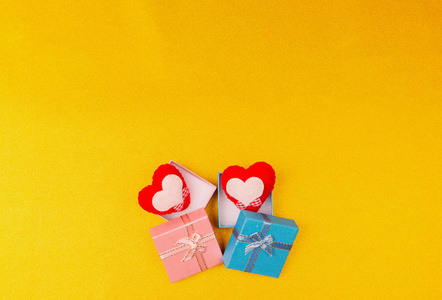 情人节背景与红色的心和礼品盒在闪光灯金背景。