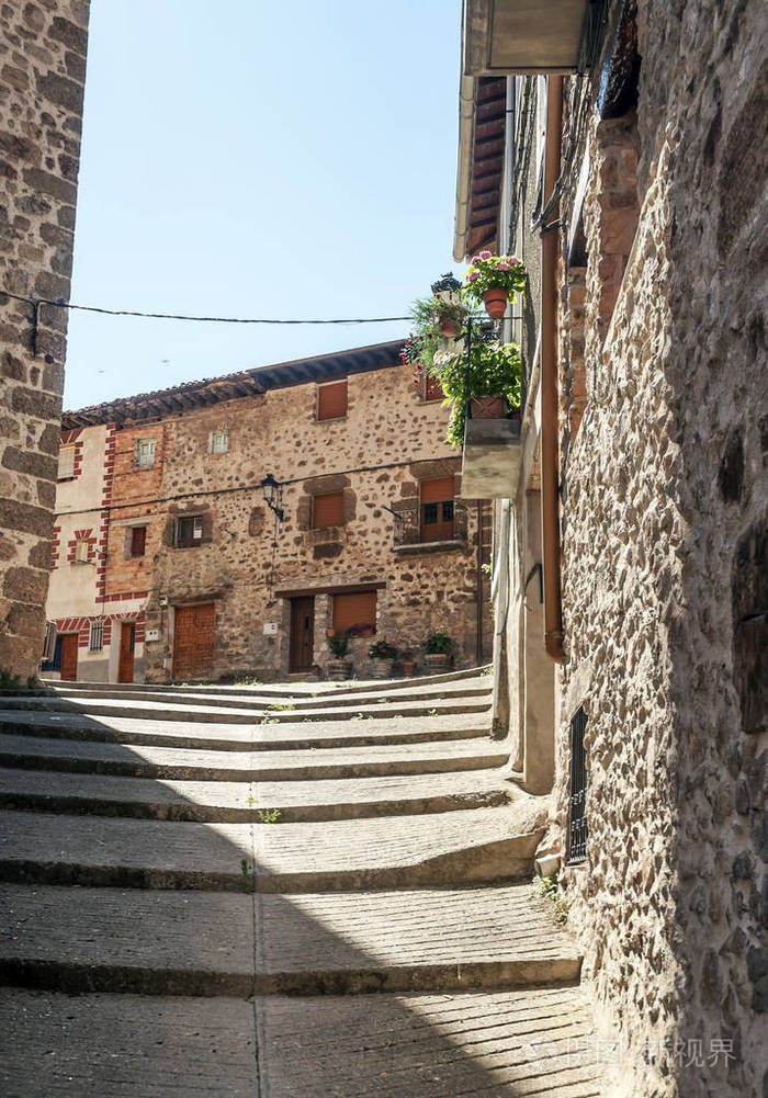 维努萨街,西班牙索里亚省的一个农村城镇,阳光明媚.