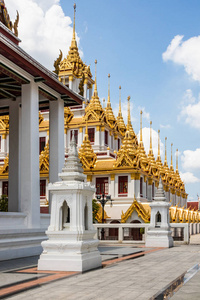 泰国曼谷Wat RatchanaddaLoha Prasat的黄金尖顶