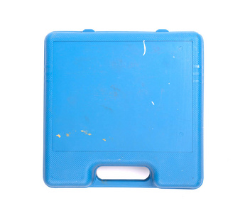 旧的肮脏的蓝色工具箱隔离在白色