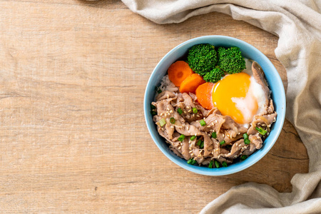 唐布里猪肉饭碗和昂森鸡蛋和蔬菜日本食品风格