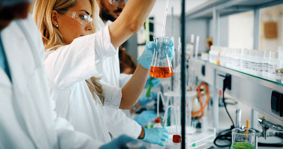 化学专业的年轻学生在实验室一起工作