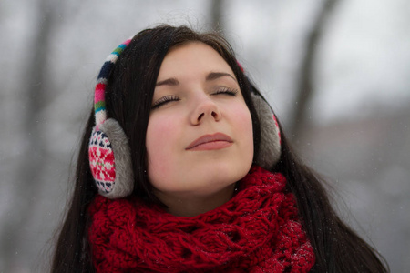 白雪皑皑的冬日，一个漂亮的少女在户外散步