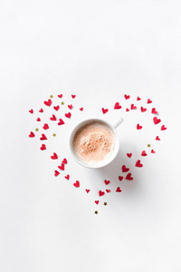 一杯咖啡和红心隔离在白色背景复制空间。 最小的平躺与卡布奇诺咖啡情人节爱情和浪漫的概念顶部视图。