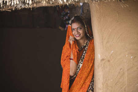 肖像印度妇女在萨里在村庄