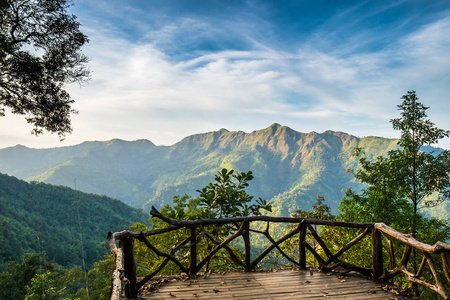 风景秀丽的高峰山阴天