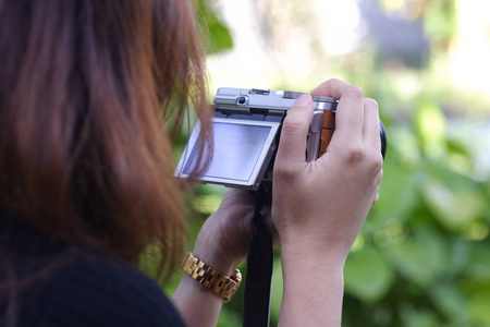 女摄影师旅游女旅游生活方式用相机拍摄公园图片