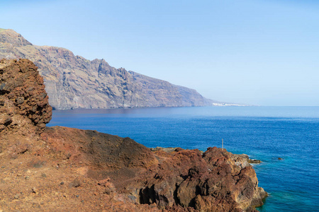 垂直悬崖峭壁巨人的悬崖。 从泰诺角普塔德泰诺的景色。 泰内利夫。 加那利群岛。 西班牙。