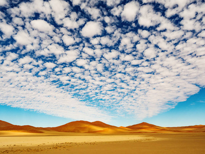 盐锅上的大云。 纳米布诺克洛夫特国家公园。 索苏斯韦雷平底锅中的沙丘。 纳米比亚。 非洲。