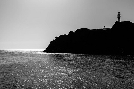 大西洋岩石海岸上的灯塔。特诺角特诺角。特内里费。加那利群岛。西班牙。又黑又白。