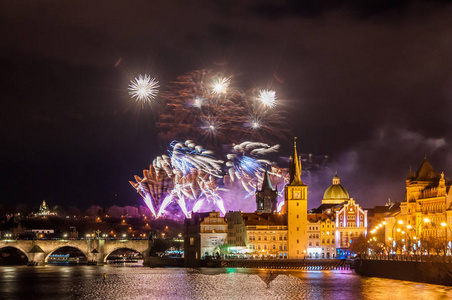 布拉格2019年新年烟火夜间照片。 美丽的灯光表演，背景是布拉格中心的查尔斯桥