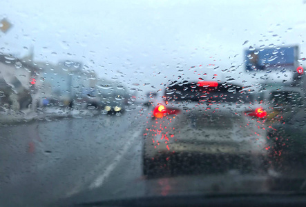 雨天开车在恶劣的雨天开车. 停在前面的车灯.照片