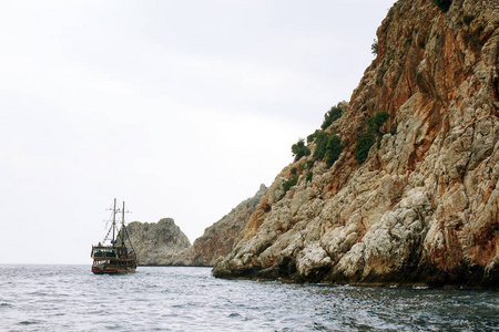 土耳其海岸外的海盗船。地中海和陡峭的悬崖。旅游的概念