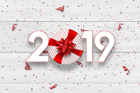 创意背景号码2019年和节日纸屑礼物螺旋丝带上的光背景。 新年快乐2019.装饰元素与Tinsel复制空间。
