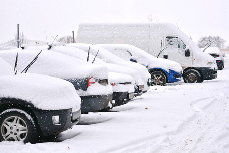 停车场上的雪吓车。 冬天的天气。