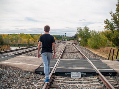 一个人远行火车图片图片