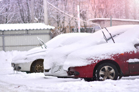 在停车场的雪地里