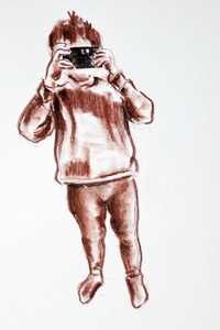 一个小男孩用手画三支彩色铅笔，用纸画艺术插图