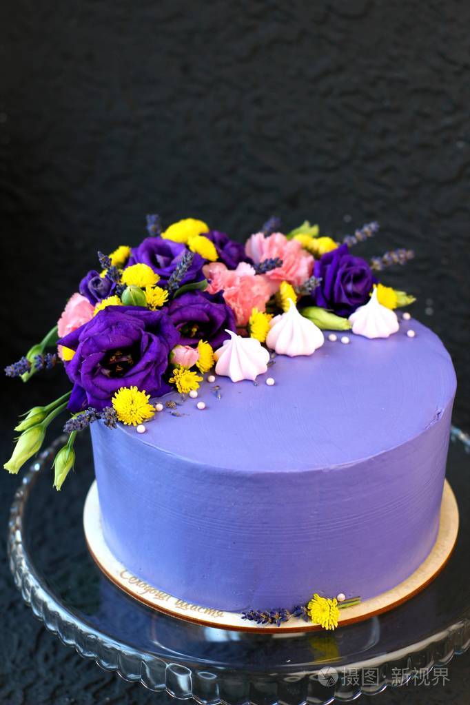蓝色生日蛋糕上面装饰着鲜花和内衣