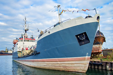 海边船舶天空用于运输和向船舶输送柴油的小型油轮.照片
