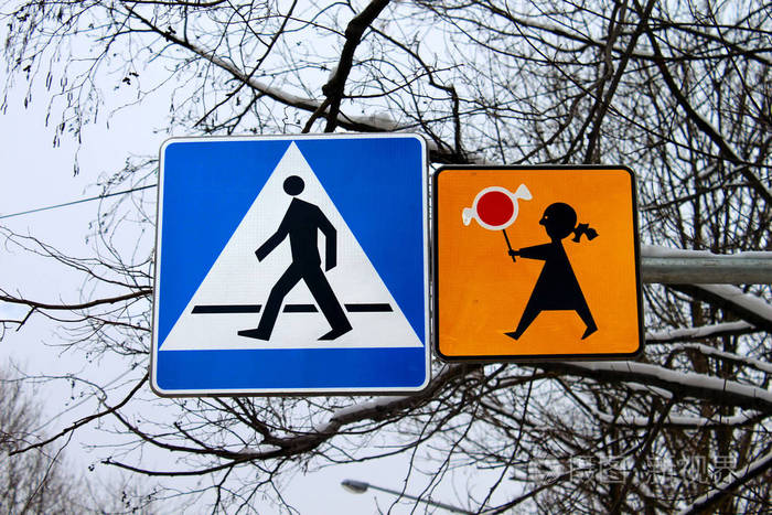 波兰佐科潘的行人标志这表明孩子们可以过马路