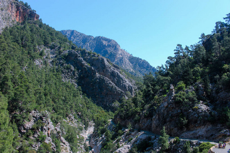 森林自然景观中山河峡谷中的道路