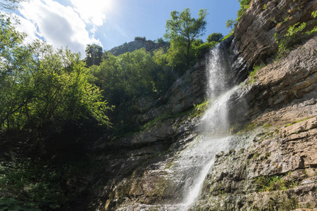 保加利亚瓦尔坎山Vazov小径Zasele和Bov村附近有瀑布的景观。
