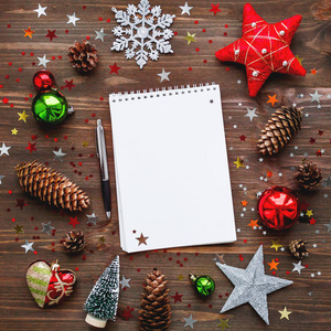 圣诞节和新年背景与记事本笔和装饰品。 为您的文本做承诺地点的列表或列表。 嘲笑我。