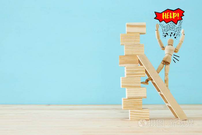 木制假人爬上危险不稳定的结构有坠落的危险