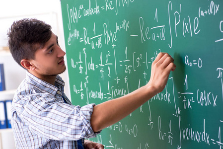 在学校学习数学的年轻男生