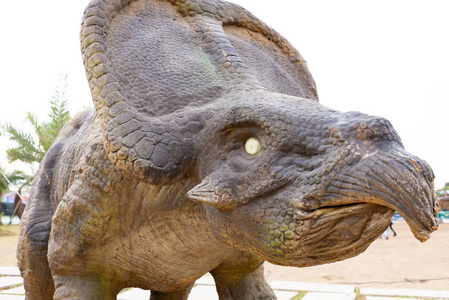 的探险家正在逃离恐怖的恐龙arizonasaurus 恐龙头恐龙头europasaurus