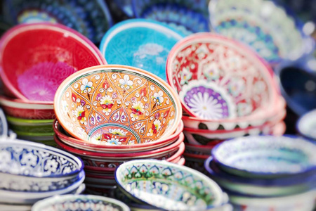 乌兹别克斯坦街头市场上的盘子和罐子。 选择性聚焦。