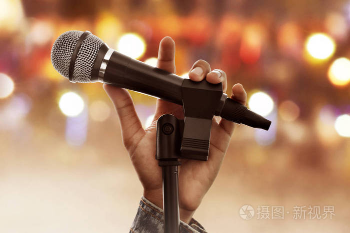 男人手拿麦克风