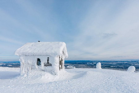 冬天白雪覆盖的木屋。 芬兰拉普兰的冷冻原木舱。