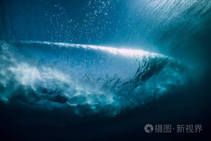 水下波浪。 完美的桶波在海洋中坠毁。
