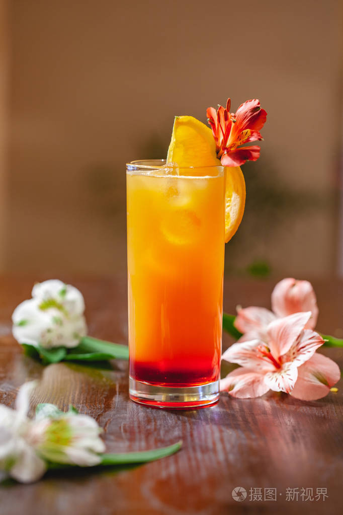 木桌上的龙舌兰日出鸡尾酒. 近点