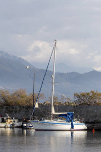 海景。卡拉马塔市有停泊游艇的堤岸希腊，伯罗奔尼撒梅西尼亚州