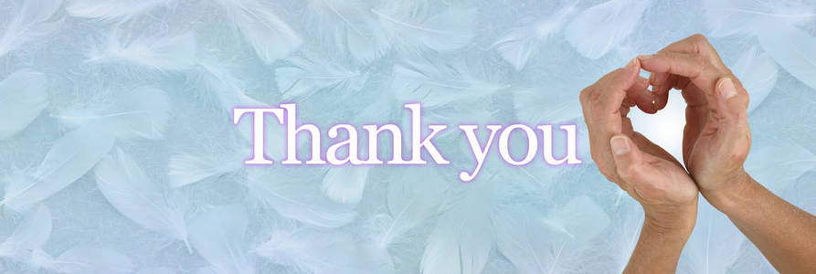 听我说谢谢你感谢我的心-女性的双手在一个淡蓝色随机散落的羽毛背景