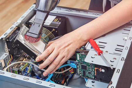 娃娃主板清洗pc男性手特写镜头使用刷子在笔记本电脑拆卸和清洗电路板