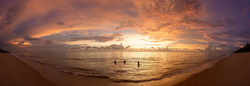 泰国KhaoLak海景美丽日落全景。