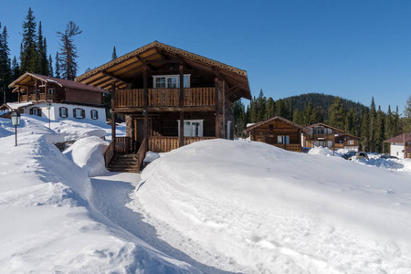 雪道通向雪堆中的瑞士小屋。 萨拉加山是库兹涅茨克阿拉图山脚下的一个欧洲级滑雪场。